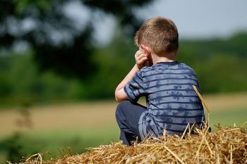 4 Alasan yang Harus Diketahui Ayah Bunda Mengapa Anak  Enggan Bercerita