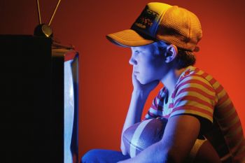 5 Tips Menjauhkan Anak dari Televisi