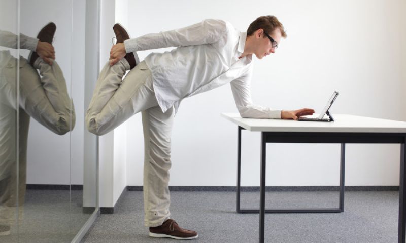 Duduk Seharian di Kantor Dapat Menaikkan Berat Badan. Ini 7 Tips Menurunkannya!